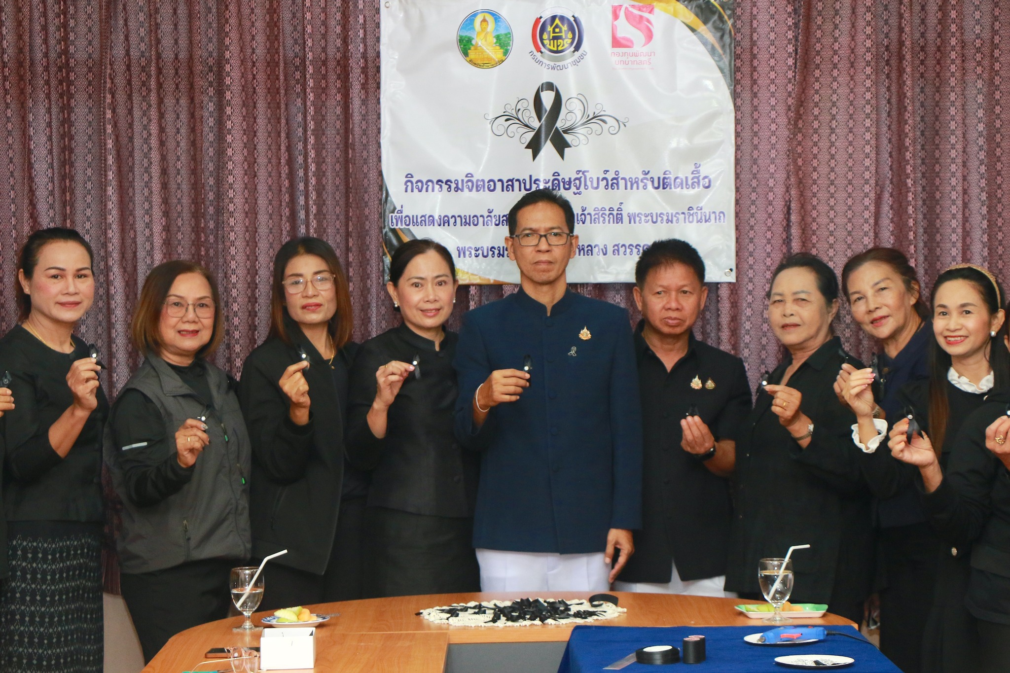 พช.อำนาจเจริญ : จัดกิจกรรมจิตอาสาประดิษฐ์โบว์ไว้อาลัย ไว้แจกจ่ายฟรีให้กับประชาชน