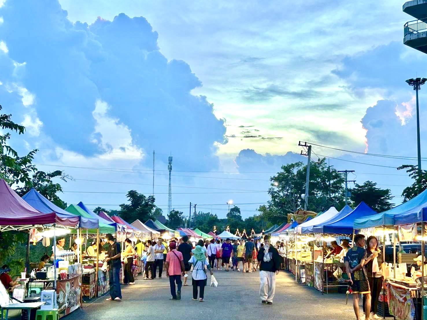 พช.อำนาจเจริญ เดินหน้าขับเคลื่อนเศรษฐกิจฐานรากอย่างต่อเนื่อง!! ผ่านกิจกรรม “ตลาดฮิมอ่าง”