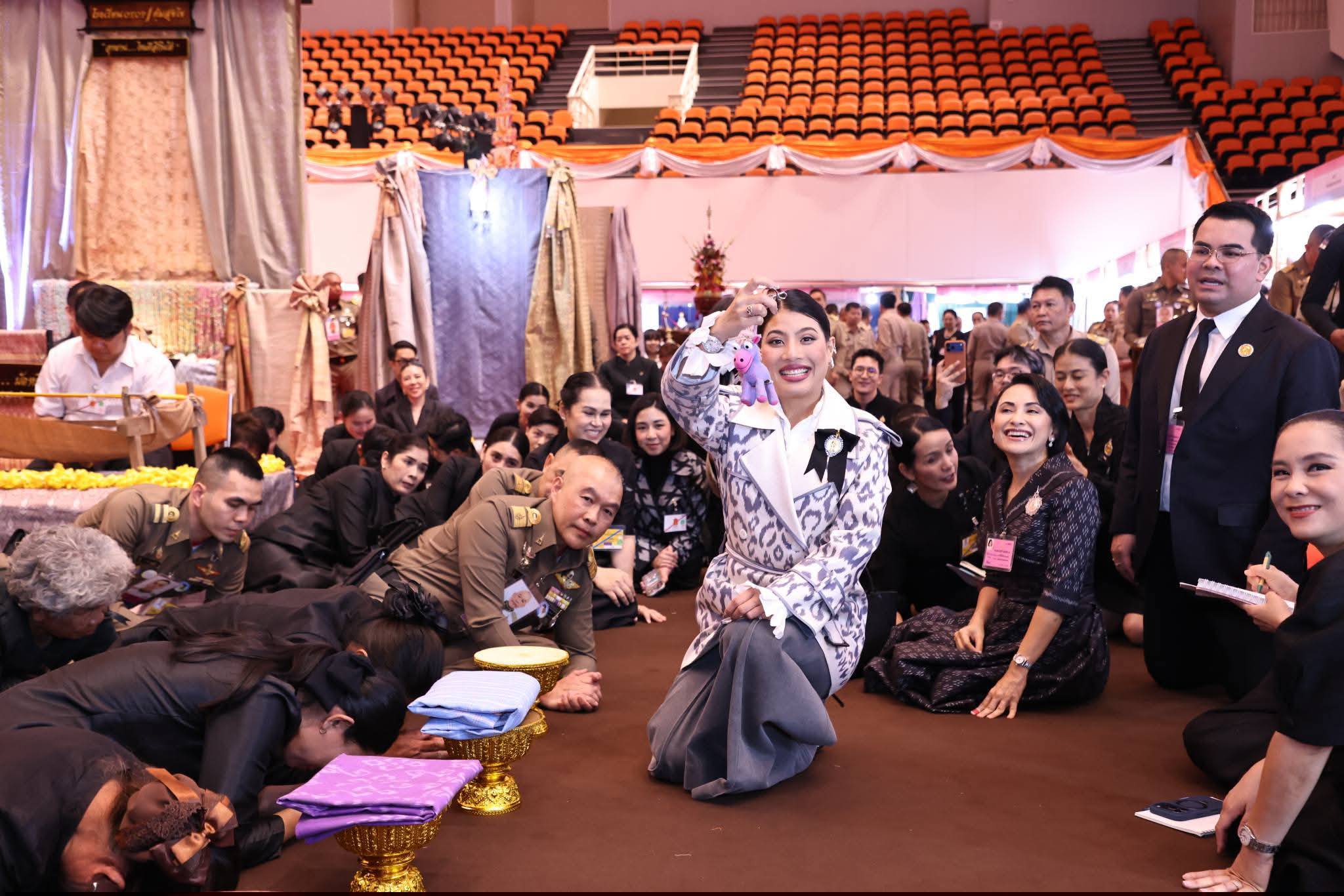 สมเด็จพระเจ้าลูกเธอ เจ้าฟ้าสิริวัณณวรี นารีรัตนราชกัญญา เสด็จไปทอดพระเนตรนิทรรศการ และการจัดแสดงผลงานภูมิปัญญาผ้าไทย และงานหัตถกรรมชุมชน  จุดดำเนินงานจังหวัดขอนแก่น