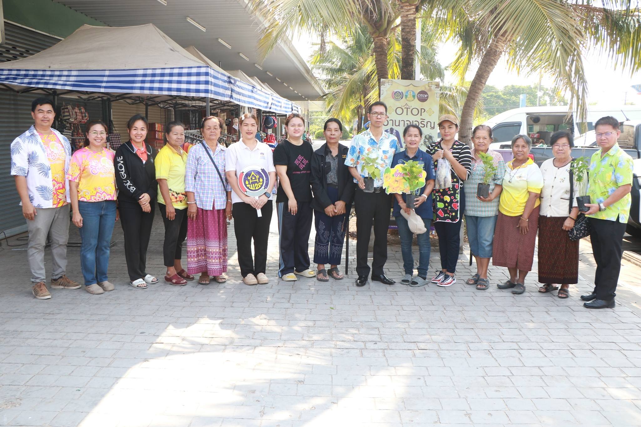 ผู้ว่าฯ อำนาจเจริญ ลงพื้นที่เยี่ยมผู้ประกอบการ OTOP หนุนตลาดชุมชน กระตุ้นเศรษฐกิจช่วงสงกรานต์