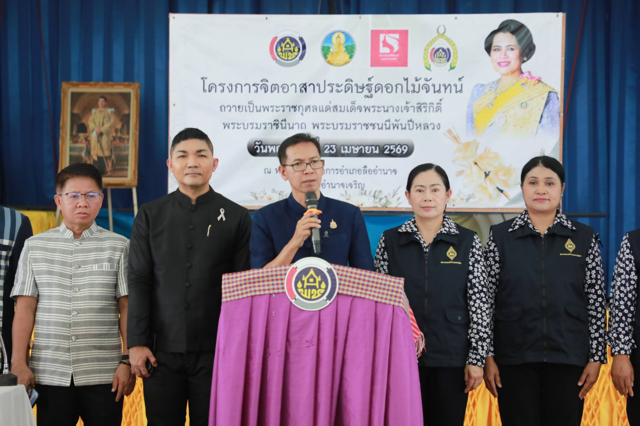 พช.อำนาจเจริญ : ร่วมโครงการจิตอาสาประดิษฐ์ดอกไม้จันทน์ ถวายเป็นพระราชกุศลแด่สมเด็จพระนางเจ้าสิริกิติ์ พระบรมราชินีนาถ พระบรมราชชนนีพันปีหลวง อำเภอลืออำนาจ จังหวัดอำนาจเจริญ