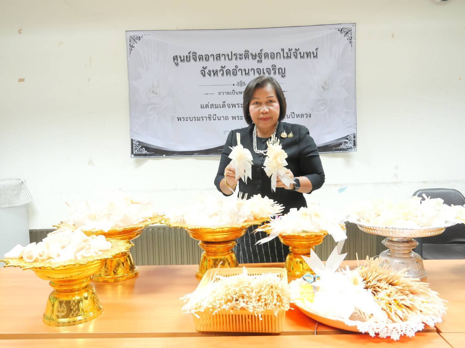 พช.อำนาจเจริญ : ร่วมต้อนรับนางนวลจันทร์ ศรีมงคล ผู้ตรวจราชการกรม ปฏิบัติหน้าที่ผู้อำนวยการศูนย์ศึกษาและพัฒนาชุมชนอุบลราชธานี สนับสนุนและร่วมขับเคลื่อนการเตรียมความพร้อมการจัดงานพิธีถวายดอกไม้จันทน์ ในงานพระราชพิธีถวายพระเพลิงพระบรมศพ สมเด็จพระนางเจ้าสิริกิติ์ พระบรมราชินีนาถ พระบรมราชชนนีพันปีหลวง
