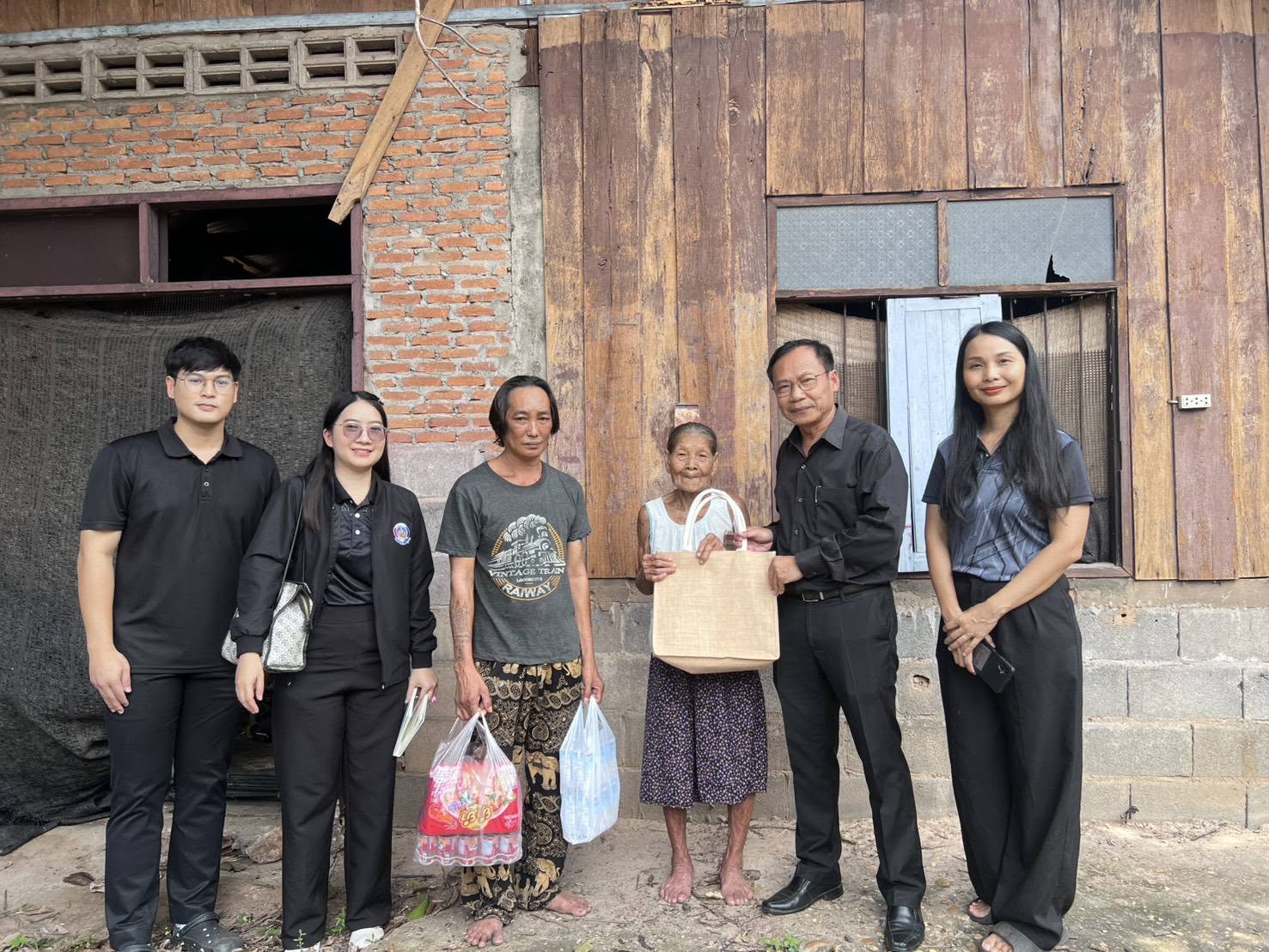 พช.อำนาจเจริญ : ลงพื้นที่ช่วยเหลือครัวเรือนผู้ยากไร้ บูรณาการทุกภาคส่วน ยกระดับคุณภาพชีวิตอย่างยั่งยืน