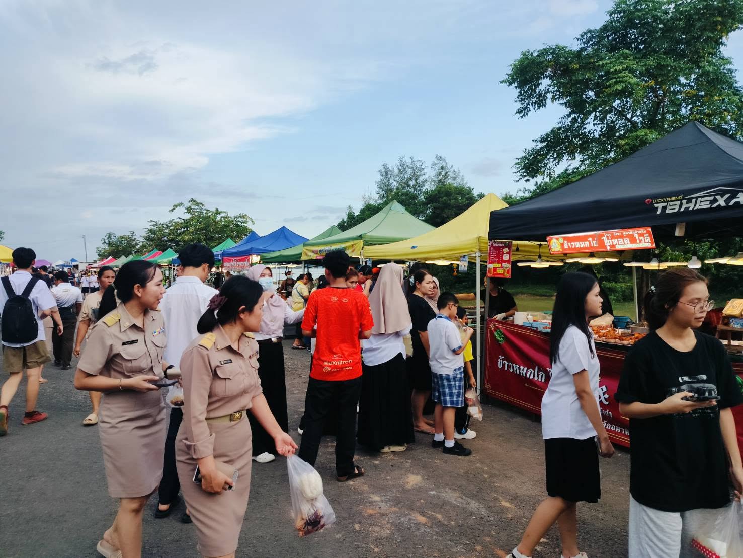 ตลาดฮิมอ่างคึกคัก! จังหวัดอำนาจเจริญ เดินหน้าขับเคลื่อนเศรษฐกิจฐานราก สร้างรายได้สู่ชุมชนอย่างต่อเนื่อง