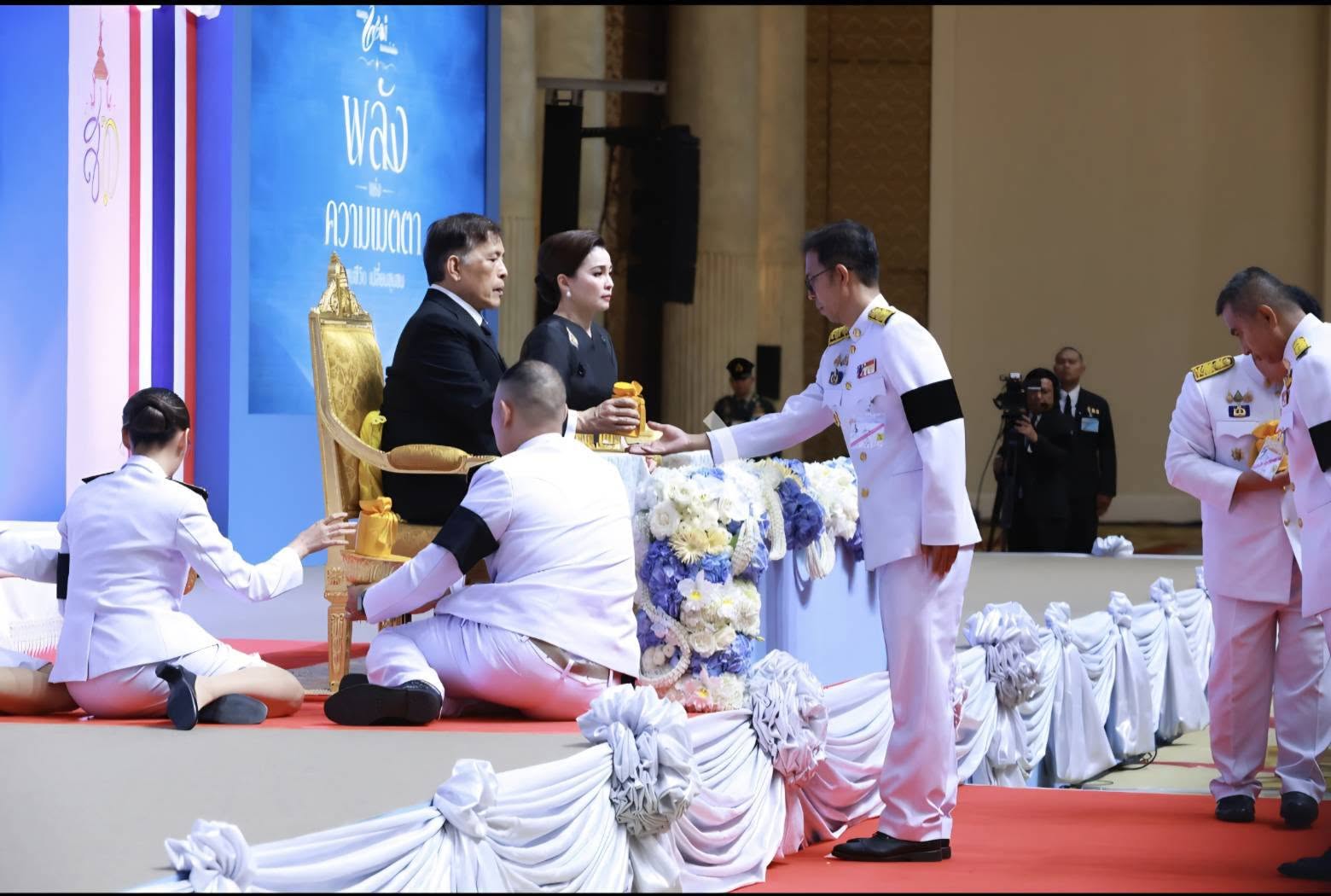 จังหวัดอำนาจเจริญ ร่วมเฝ้ารับเสด็จฯ พระบาทสมเด็จพระเจ้าอยู่หัว และสมเด็จพระนางเจ้าฯ พระบรมราชินี เนื่องในโอกาสเสด็จพระราชดำเนินไปทรงเป็นประธานงานมหกรรมกองทุนแม่ของแผ่นดิน ประจำปี 2569