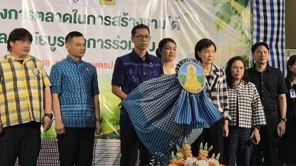 พช.อำนาจเจริญ : เปิดกิจกรรมเชื่อมโยงช่องทางการตลาด สร้างรายได้จากอาหารปลอดภัย กระตุ้นเศรษฐกิจฐานรากจังหวัดอำนาจเจริญ