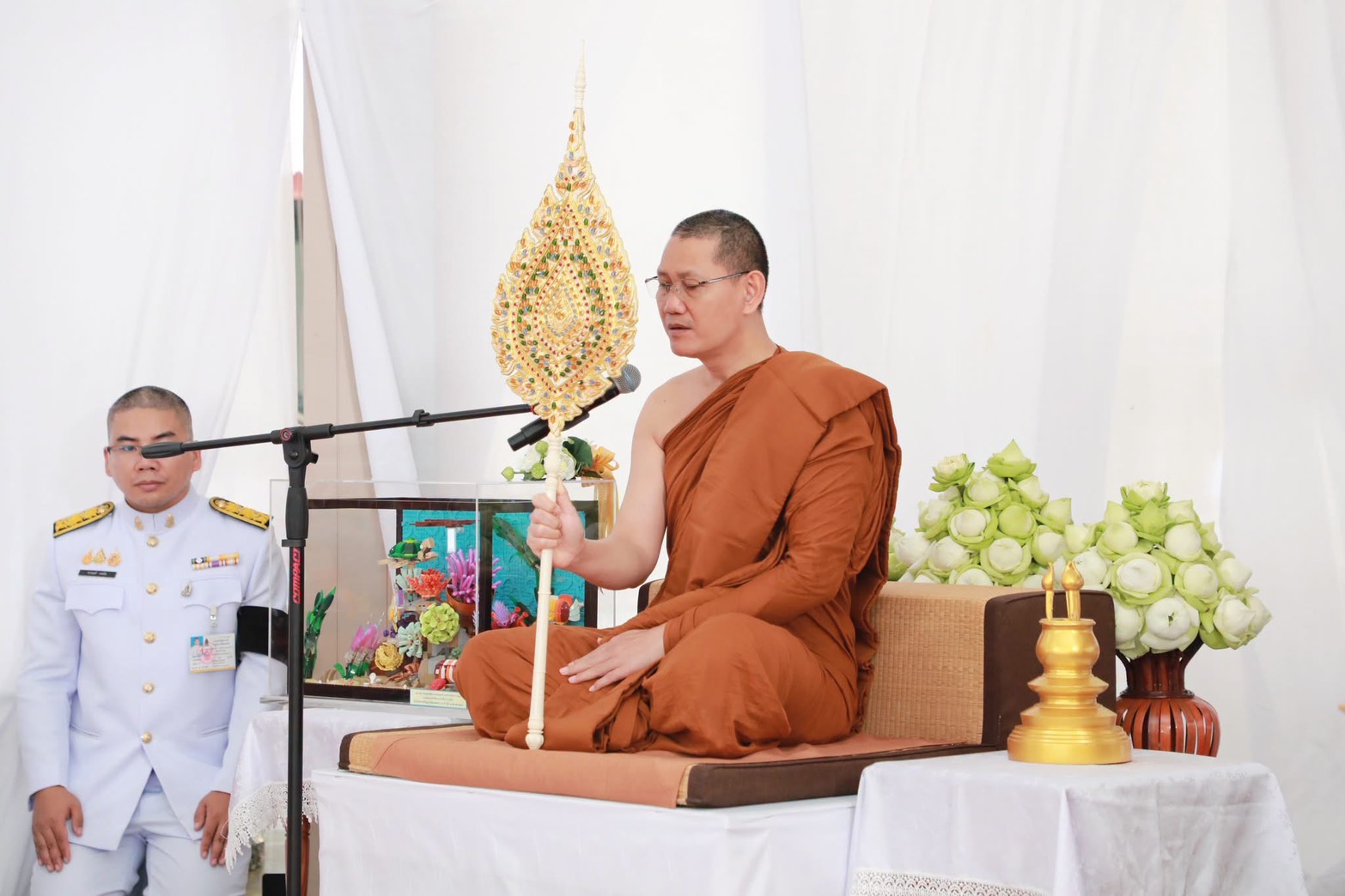 พระบาทสมเด็จพระเจ้าอยู่หัว พระราชทานผ้าไตร เครื่องสักการะและเครื่องไทยธรรม ถวายแด่พระเทพญาณวัชรชิโนภาส เนื่องในโอกาสเจริญอายุวัฒนมงคล 50 ปี ณ วัดป่านาโสกฮัง จังหวัดอำนาจเจริญ